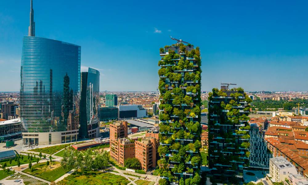 Begrünte Hochhäuser namens Bosco Verticale in Milan, Porta Nuova